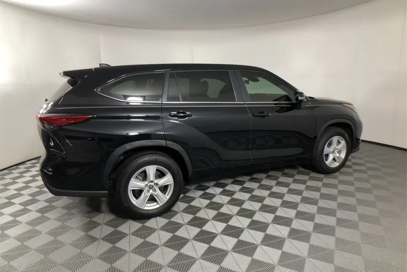 2023 Toyota Highlander LE photo 1