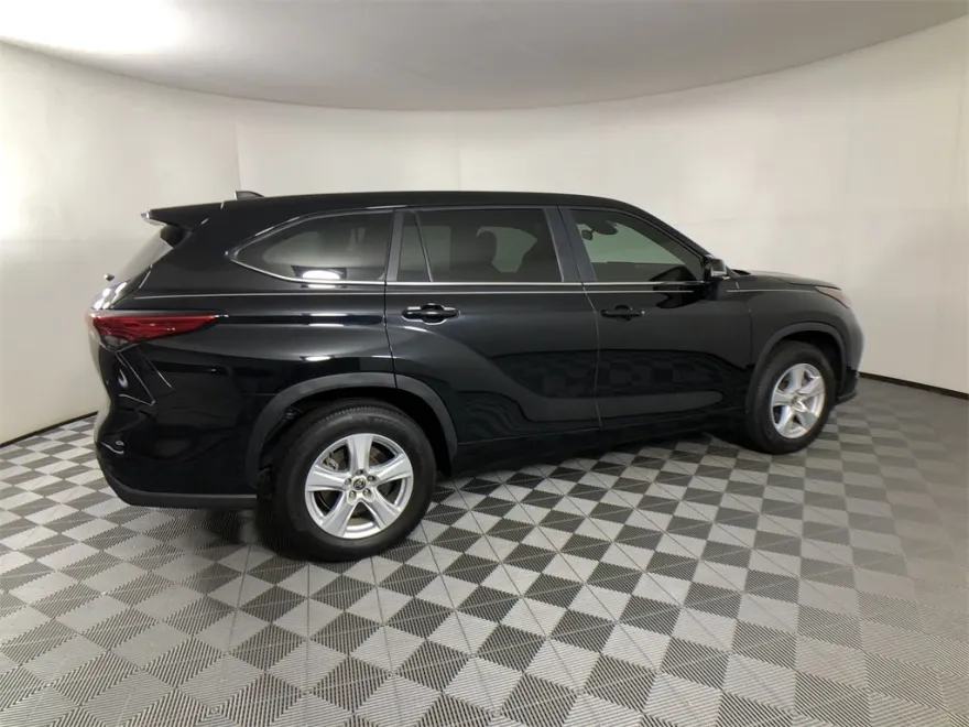 2023 Toyota Highlander LE photo 1
