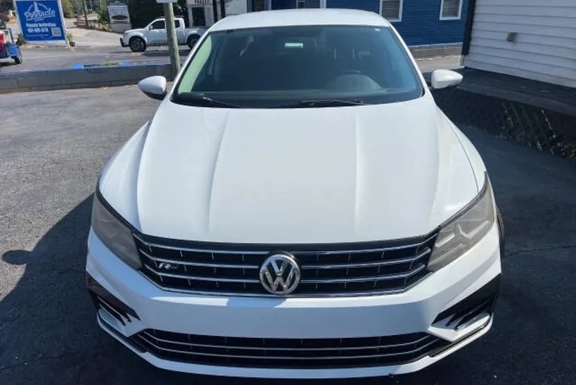 2018 Volkswagen Passat 2.0T R-Line photo 1
