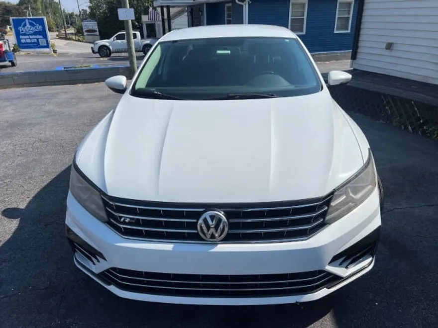 2018 Volkswagen Passat 2.0T R-Line photo 1