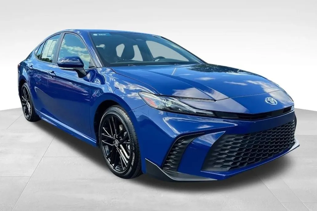 2025 Toyota Camry SE Hybrid photo 1