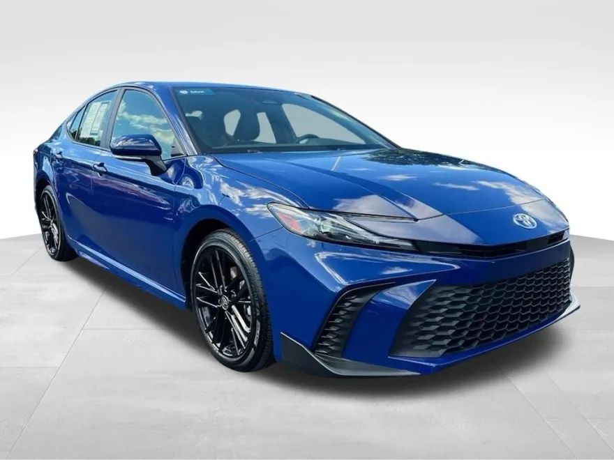 2025 Toyota Camry SE Hybrid photo 1