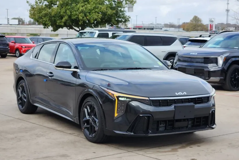 2025 Kia K4 GT-Line Turbo photo 1