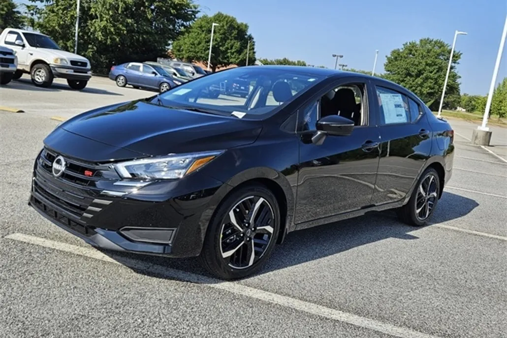 2025 Nissan Versa 1.6 SR photo 1