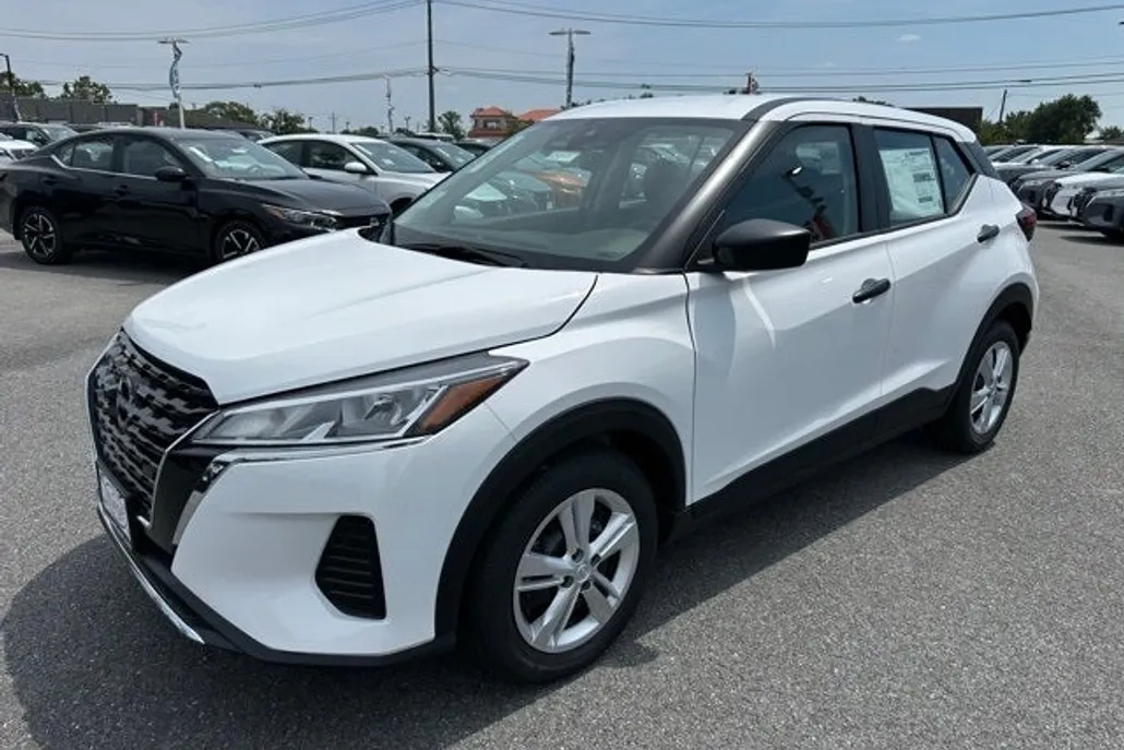 2025 Nissan Kicks Play S photo 1