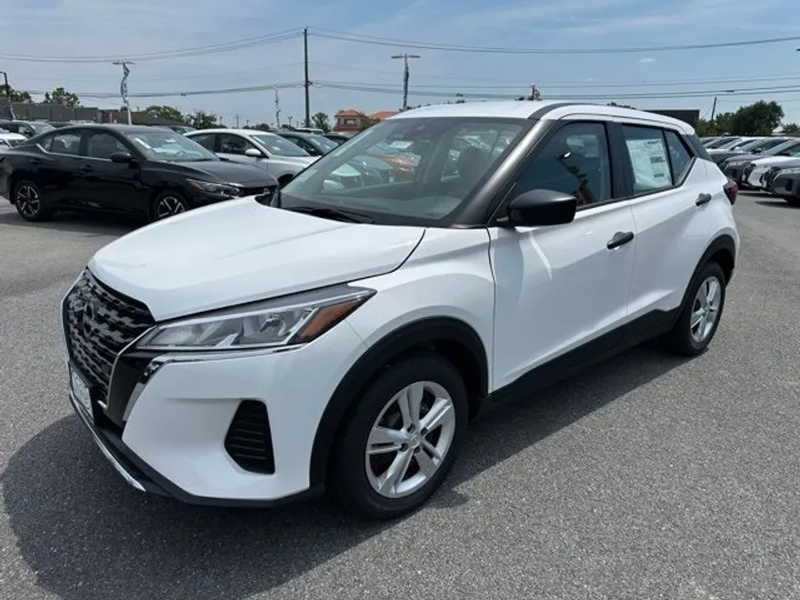 2025 Nissan Kicks Play S photo 1