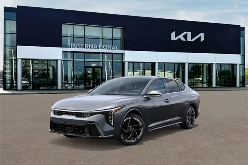 2025 Kia K4 GT-Line photo 1