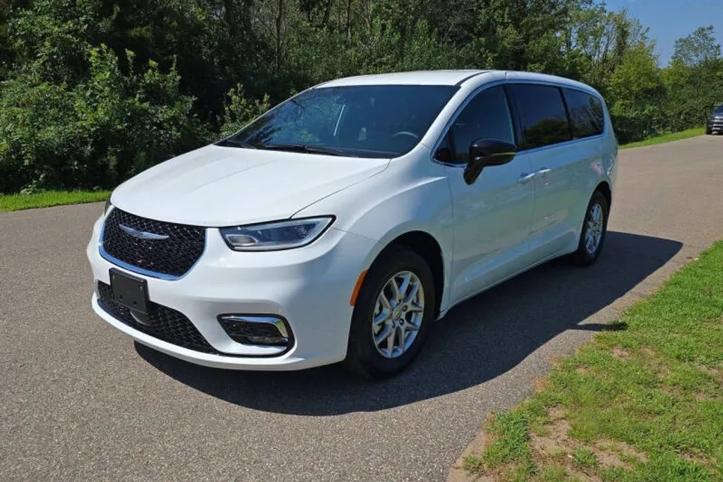 2025 Chrysler Pacifica photo 1