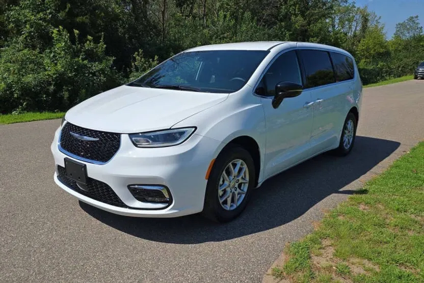 2025 Chrysler Pacifica photo 1
