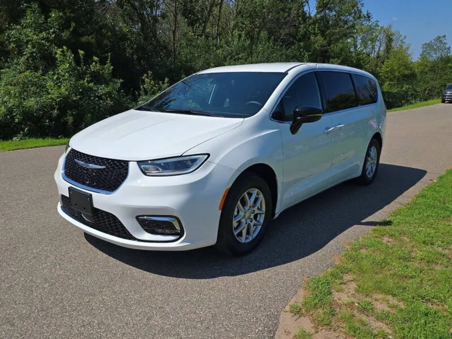 2025 Chrysler Pacifica photo 1