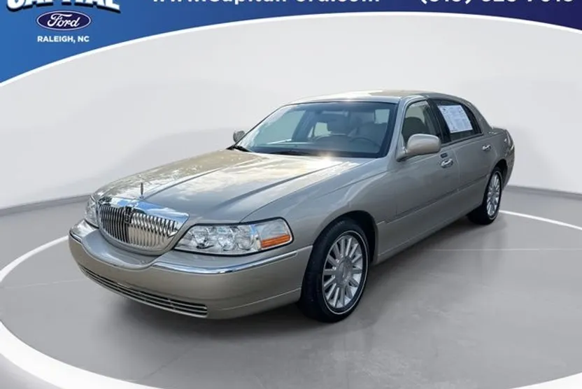 2004 Lincoln Town Car Executive Signature photo 1
