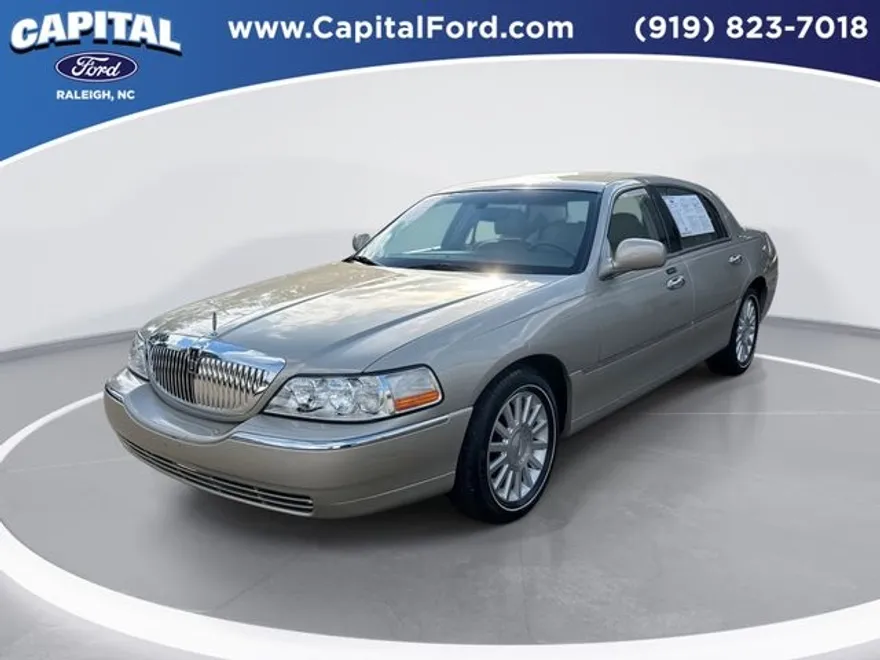 2004 Lincoln Town Car Executive Signature photo 1