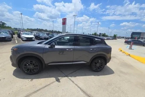 2025 Nissan Kicks SR photo 2