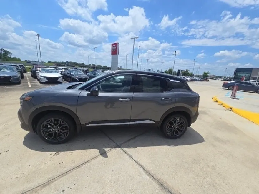 2025 Nissan Kicks SR photo 2