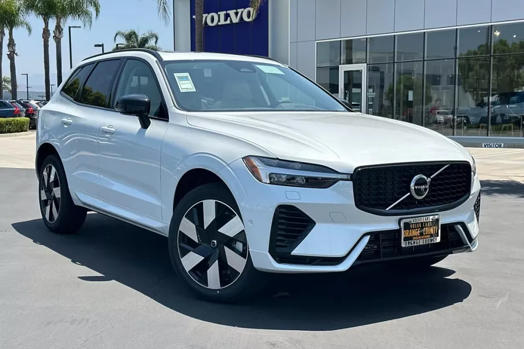 2025 Volvo XC60 Hybrid T8 Plus photo 1