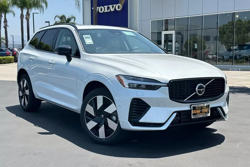 2025 Volvo XC60 Hybrid T8 Plus photo 1