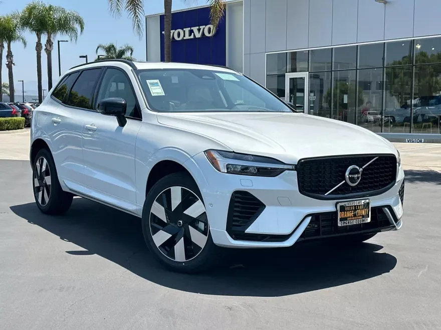 2025 Volvo XC60 Hybrid T8 Plus photo 1