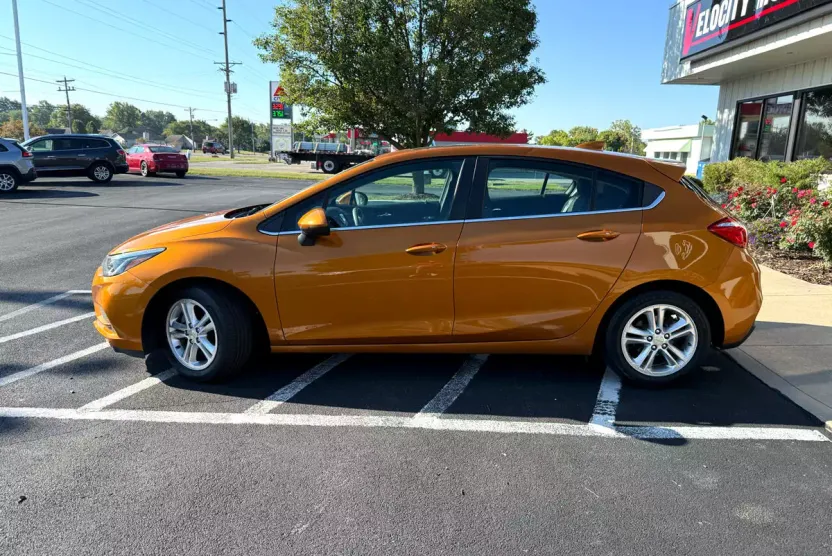 2017 Chevrolet Cruze LT photo 1
