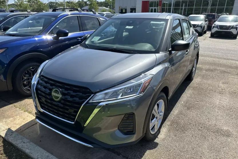 2025 Nissan Kicks Play S photo 1