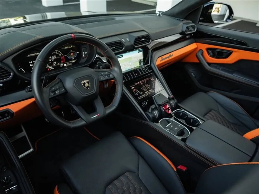 2023 Lamborghini Urus S photo 1