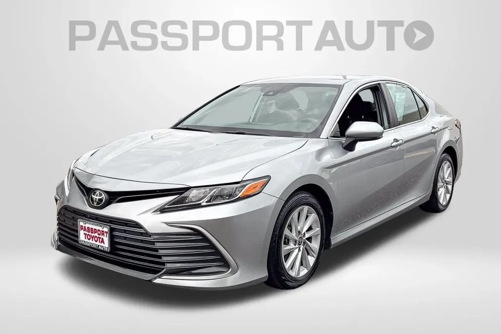 2023 Toyota Camry LE photo 1
