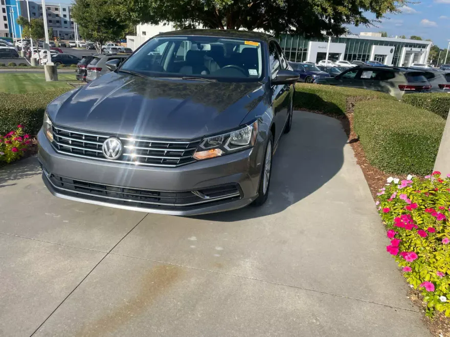 2017 Volkswagen Passat SE photo 1