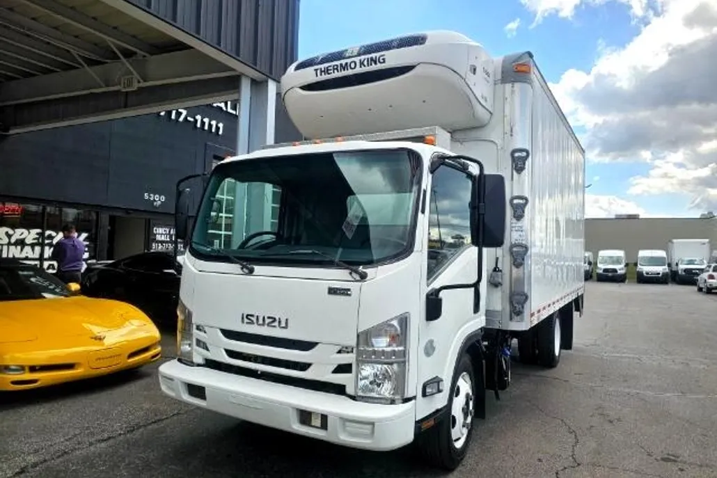 2017 Isuzu NPR photo 1