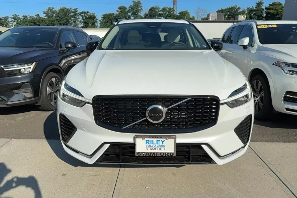 2025 Volvo XC60 T8 Core photo 1