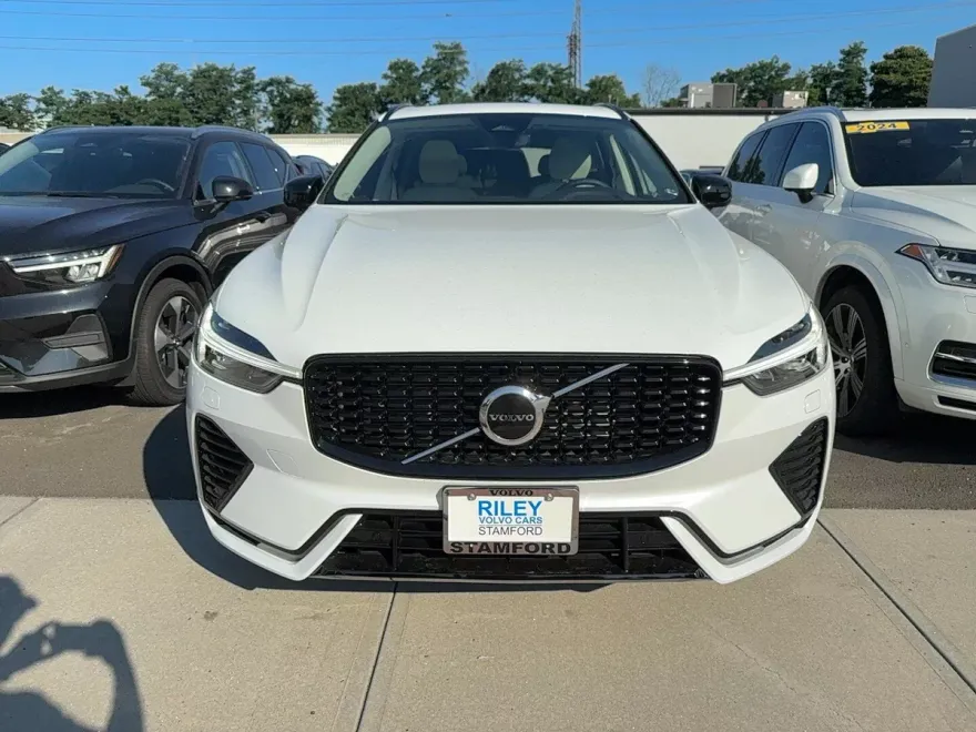 2025 Volvo XC60 T8 Core photo 1