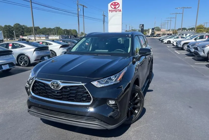 2025 Toyota Highlander Limited photo 1