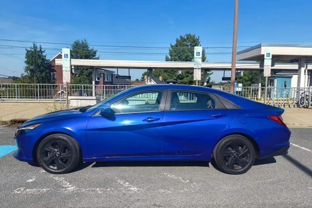 2023 Hyundai Elantra SEL photo 1