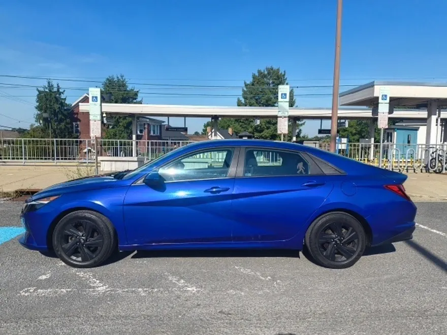 2023 Hyundai Elantra SEL photo 1