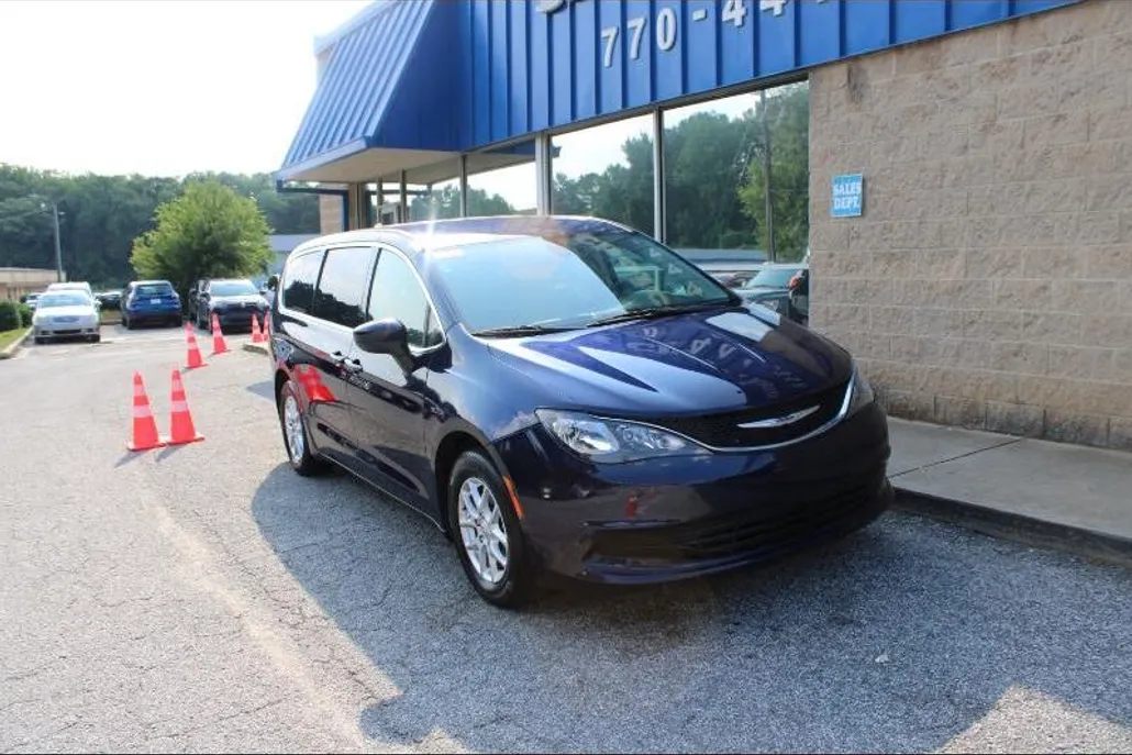 2020 Chrysler Voyager LX photo 1