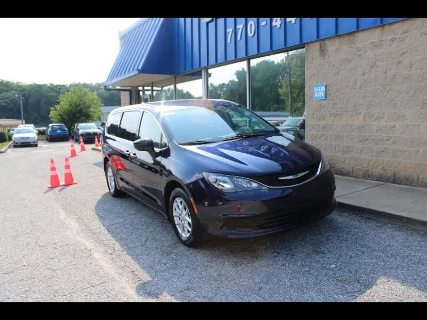 2020 Chrysler Voyager LX photo 1