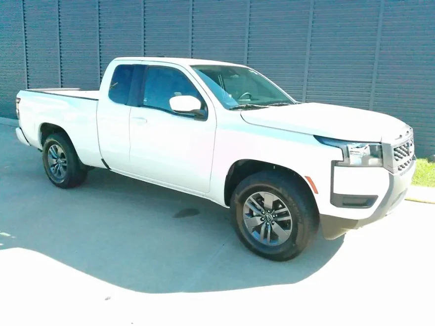 2025 Nissan Frontier SV photo 1