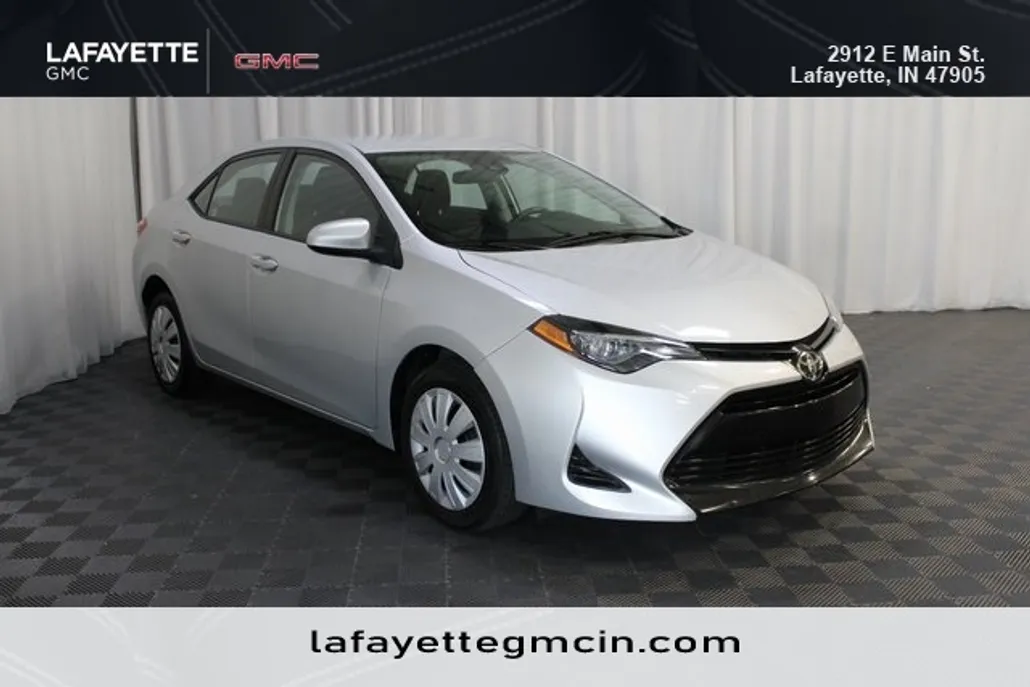 2019 Toyota Corolla LE photo 1