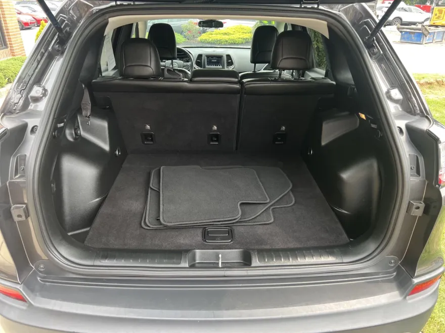 2019 Jeep Cherokee Latitude photo 1