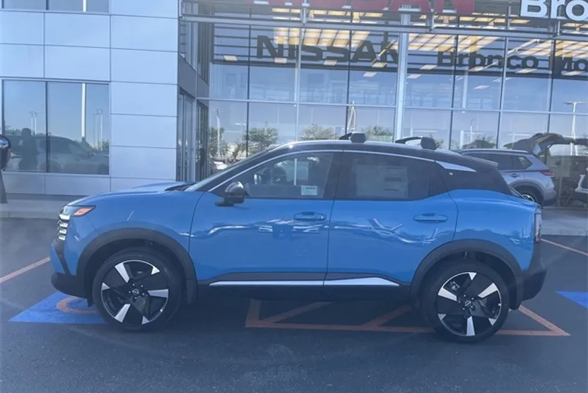 2025 Nissan Kicks SR photo 1