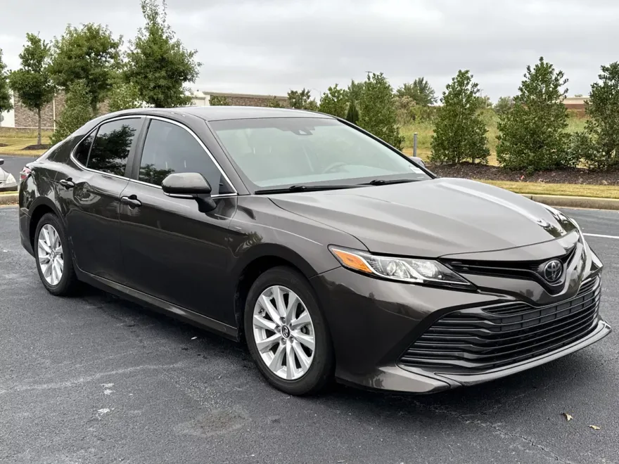 2018 Toyota Camry LE photo 1