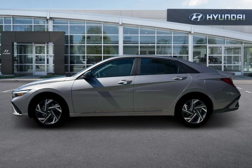 2025 Hyundai Elantra SEL Sport photo 1
