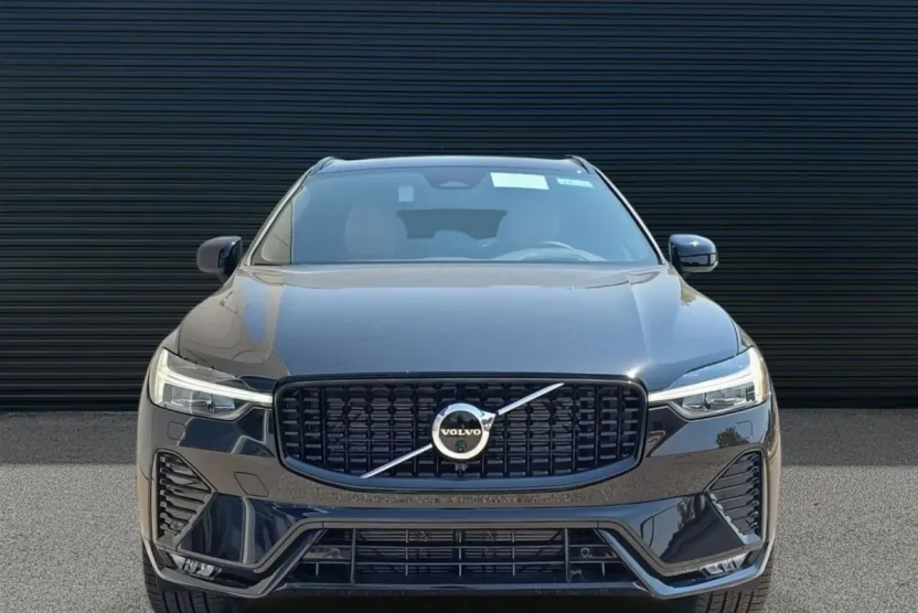 2025 Volvo XC60 B5 photo 1