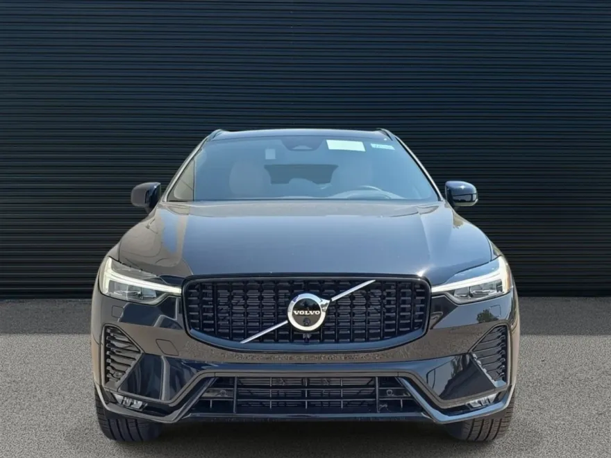 2025 Volvo XC60 B5 photo 1