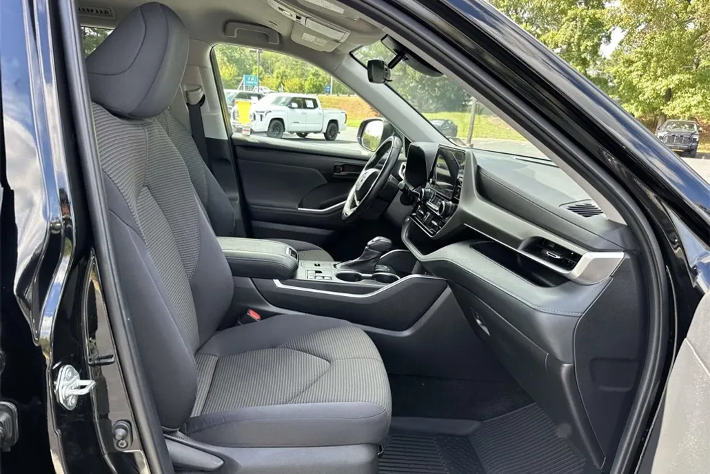 2023 Toyota Highlander LE photo 1