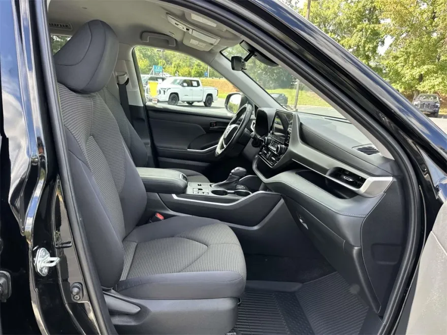 2023 Toyota Highlander LE photo 1