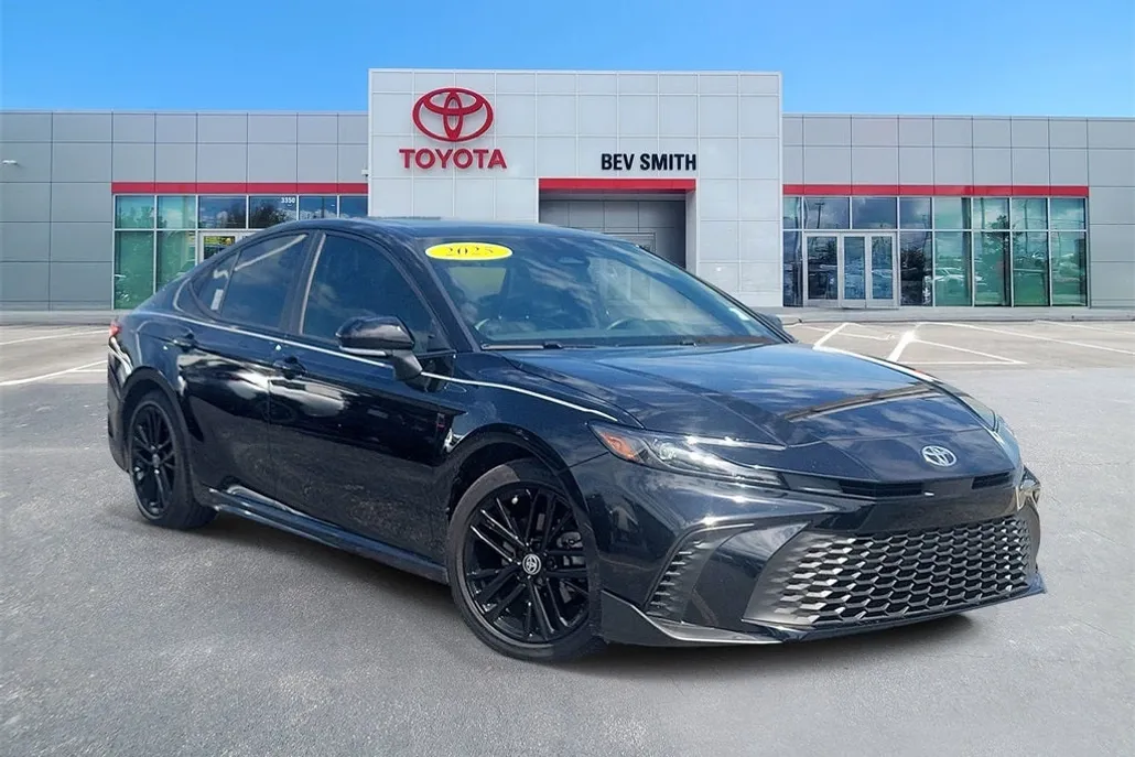2025 Toyota Camry SE photo 1