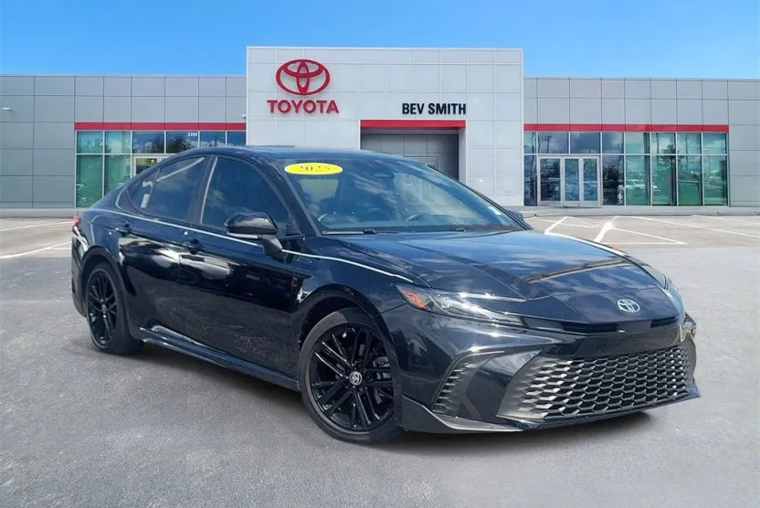 2025 Toyota Camry SE photo 1