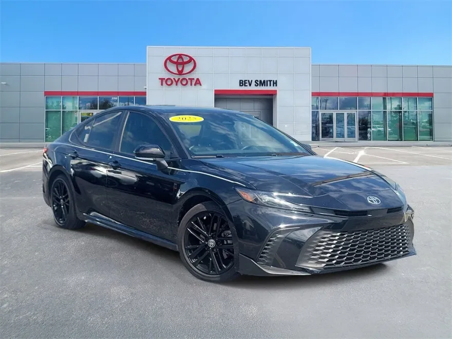2025 Toyota Camry SE photo 1