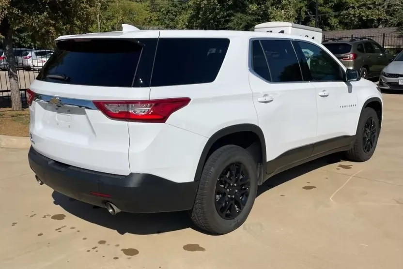 2021 Chevrolet Traverse LS photo 1