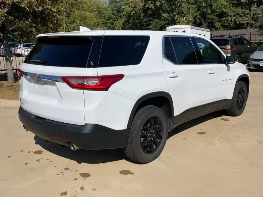 2021 Chevrolet Traverse LS photo 1