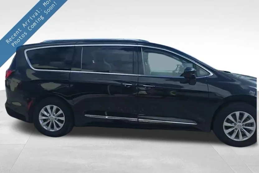 2018 Chrysler Pacifica Touring L photo 1
